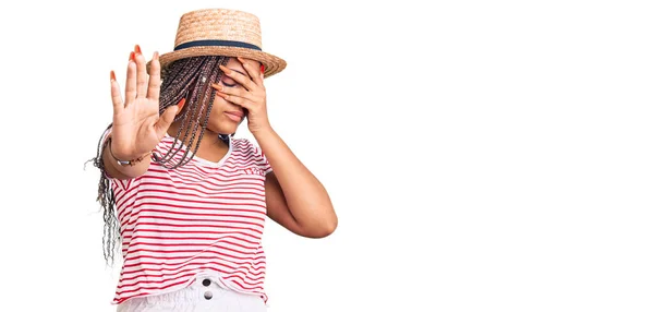 Joven Mujer Afroamericana Con Trenzas Con Sombrero Verano Cubriendo Los —  Fotos de Stock