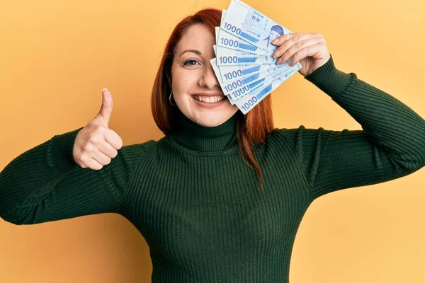 Beautiful Redhead Woman Holding 1000 South Korean Won Banknotes Eye — Fotografia de Stock