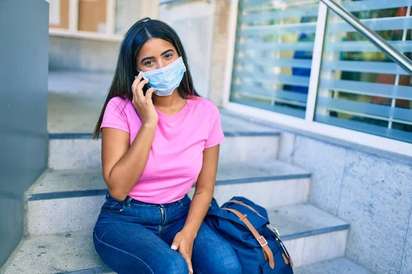 Νεαρή Λατίνα Φοιτήτρια Που Φοράει Ιατρική Μάσκα Και Μιλάει Στο — Φωτογραφία Αρχείου