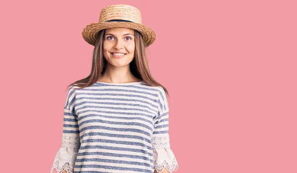 幸せとクールな笑顔で夏の帽子をかぶって美しい白人女性 運のいい人 — ストック写真
