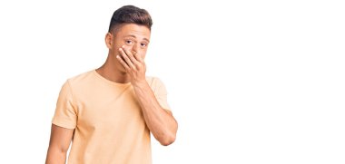 Sıradan kıyafetler giyen genç yakışıklı bir adam pis ve iğrenç bir koku alıyor, dayanılmaz bir koku, nefesini burnunda tutuyor. Kötü kokuyor. 