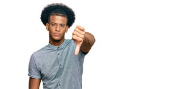 Afro saçlı, sıradan giyinen, mutsuz, kızgın, reddedilmiş ve olumsuz jestli Afro-Amerikan bir adam. kötü ifade. 