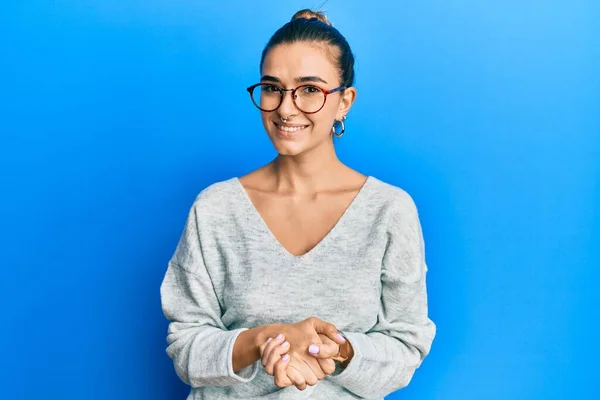 Jonge Spaanse Vrouw Draagt Casual Kleding Met Handen Bij Elkaar — Stockfoto