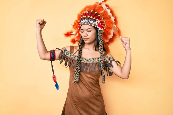 Молода Красива Латинська Дівчина Індійському Костюмі Показує Язи Рук Які — стокове фото