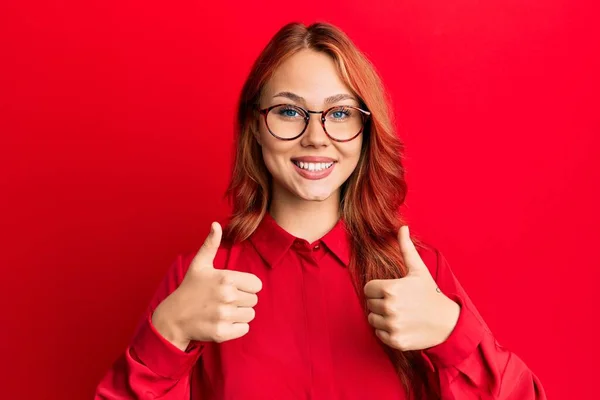 Young Beautiful Redhead Woman Wearing Casual Clothes Glasses Red Background — 스톡 사진