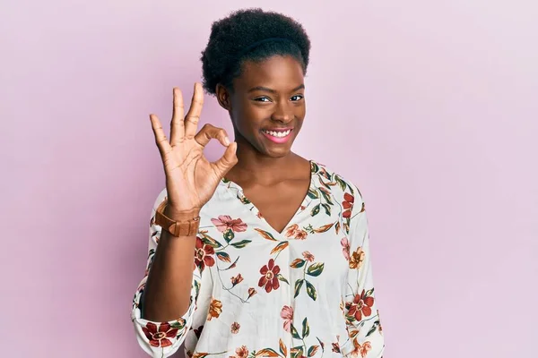 Junge Afrikanisch Amerikanische Mädchen Lässiger Kleidung Lächeln Positive Tun Zeichen — Stockfoto