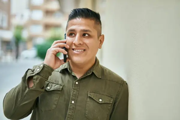 Junger Lateinischer Mann Lächelt Fröhlich Auf Dem Smartphone Der Stadt — Stockfoto
