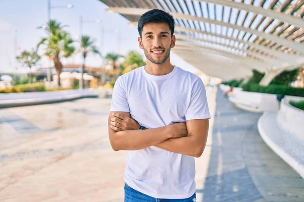 Ung Latin Man Ler Glad Promenader Stan — Stockfoto