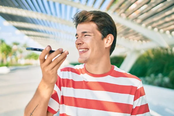 Jovem Caucasiano Sorrindo Feliz Enviando Mensagem Voz Usando Smartphone Cidade — Fotografia de Stock