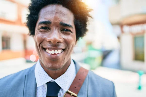 Νεαρός Όμορφος Αφροαμερικάνος Επιχειρηματίας Που Φοράει Κοστούμι Χαμογελώντας Χαρούμενος Στέκεται — Φωτογραφία Αρχείου