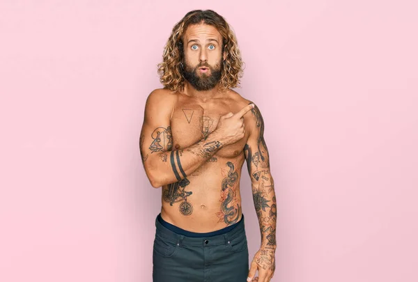 Handsome Man Beard Long Hair Standing Shirtless Showing Tattoos Surprised — Zdjęcie stockowe