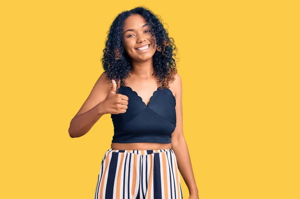 Jovem Afro Americana Vestindo Roupas Casuais Fazendo Polegares Felizes Gesto — Fotografia de Stock