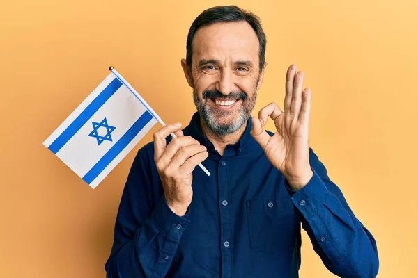 Středověký Hispánec Držící Izraelskou Vlajku Dělá Pořádku Znamení Prsty Usmívající — Stock fotografie