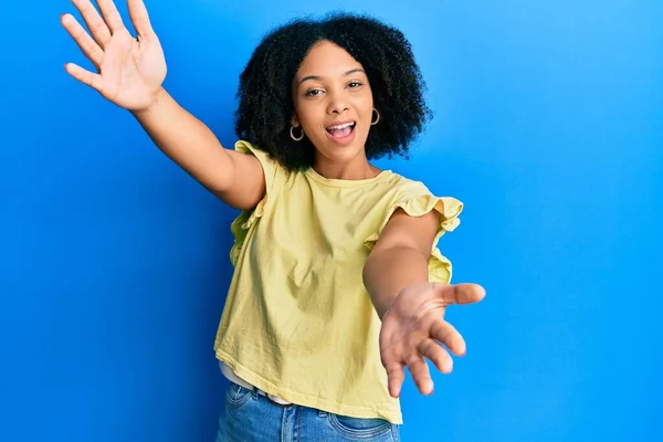Ung Afrikansk Amerikansk Flicka Klädd Avslappnade Kläder Tittar Kameran Leende — Stockfoto