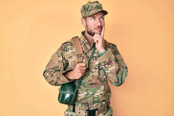 Junger Kaukasischer Mann Tarnuniform Und Mit Ernstem Gesicht Der Mit — Stockfoto