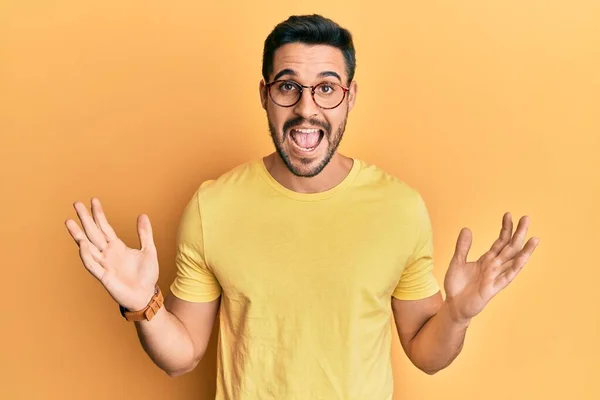 Ung Latinamerikan Man Bär Casual Kläder Och Glasögon Firar Galen — Stockfoto