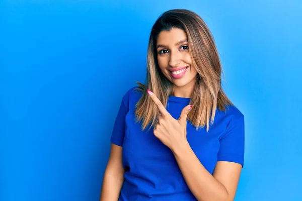 Mulher Morena Bonita Vestindo Camiseta Azul Casual Sorrindo Alegre Apontando — Fotografia de Stock