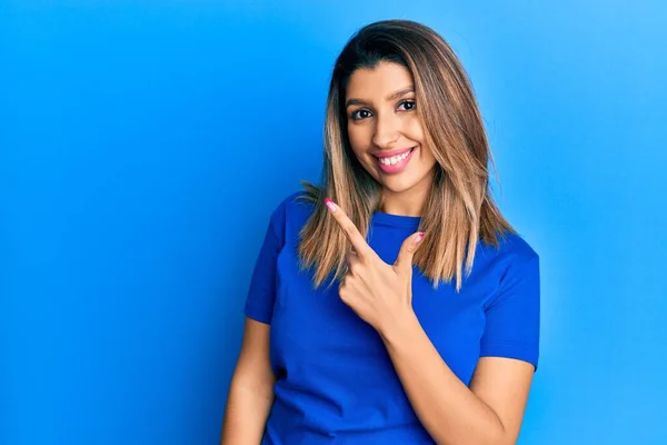 Hermosa Mujer Morena Vistiendo Camiseta Azul Casual Sonriendo Alegre Señalando — Foto de Stock