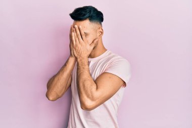 Genç Arap adam, ağlarken suratını ellerle örten sıradan kıyafetler giyiyor. depresyon kavramı. 