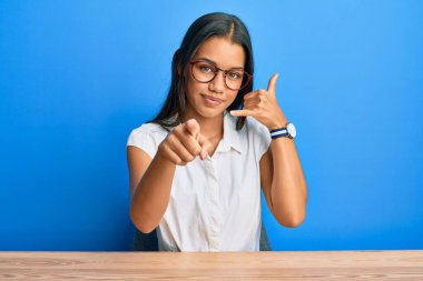 Güzel İspanyol kadın, gündelik giysiler içinde masaya oturmuş gülümsüyor telefonda konuşuyor ve seni işaret ediyor. Ara beni.. 