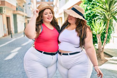 İki kilolu şişman kız kardeş. Açık havada sarılan ikiz kadınlar.