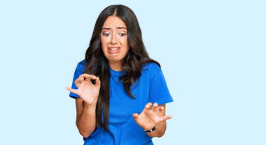 Güzel, esmer, sıradan kıyafetler giyen, tiksindirici ifadeler takınan, tiksindirici ifadeler takınan, tiksindirici bakışlar atan genç bir kadın.. 