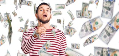 Çizgili süveter giyen genç ve yakışıklı bir adam kameraya karşı kızgın ve sinirli.