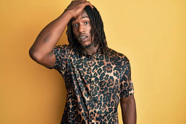 Африканский Американец Косичками Леопардовой Рубашке Животного Принта Удивлённый Поднятой Головой — стоковое фото