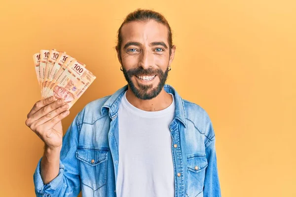 Atraktivní Muž Dlouhými Vlasy Vousy Drží 100 Mexických Pesos Bankovek — Stock fotografie