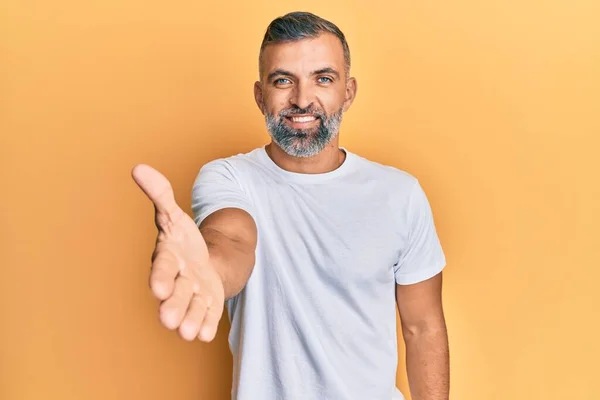 Homem Bonito Meia Idade Vestindo Camisa Branca Casual Sorrindo Amigável — Fotografia de Stock