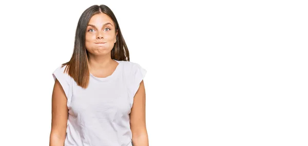 Mujer Joven Caucásica Que Usa Una Camiseta Blanca Casual Hinchando — Foto de Stock