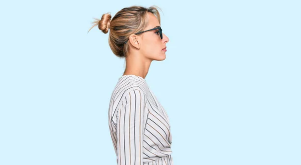 Mulher Loira Bonita Vestindo Camisa Negócios Óculos Olhando Para Lado — Fotografia de Stock
