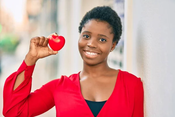 Jeune Femme Afro Américaine Souriante Heureuse Tenant Cœur Debout Ville — Photo