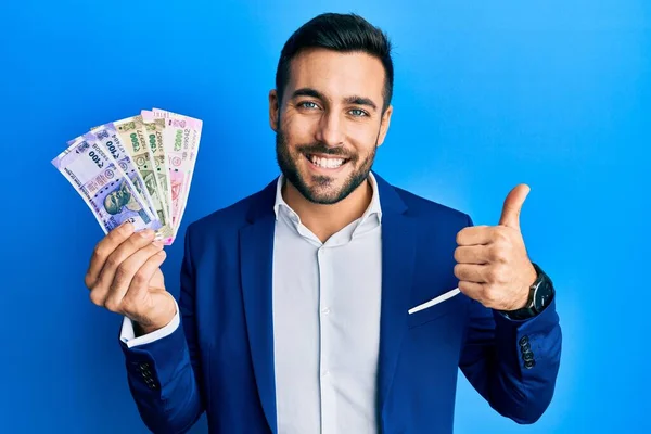 Junger Hispanischer Geschäftsmann Businessanzug Mit Indischen Rupie Banknoten Die Glücklich — Stockfoto