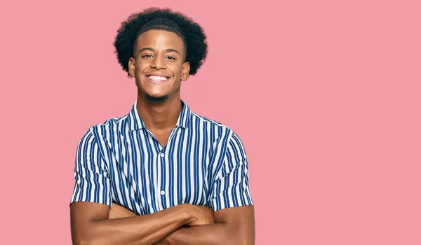 Hombre Afroamericano Con Pelo Afro Vistiendo Ropa Casual Cara Feliz — Foto de Stock