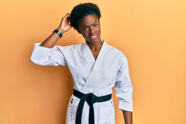 Jong Afrikaans Amerikaans Meisje Met Karate Kimono Zwarte Gordel Verwarren — Stockfoto