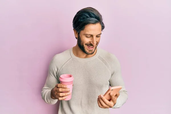 Giovane Uomo Ispanico Utilizzando Smartphone Bere Una Tazza Caffè Sorridente — Foto Stock