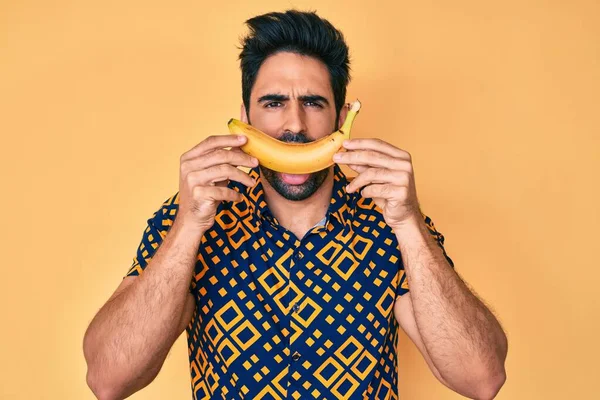 Przystojny Latynos Brodą Trzymający Banana Jak Śmieszny Uśmiech Wystający Języka — Zdjęcie stockowe