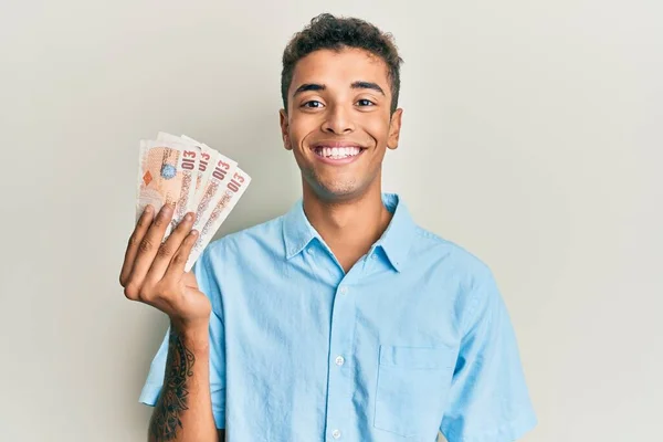 Joven Hombre Afroamericano Guapo Sosteniendo Billetes Libras Reino Unido Que —  Fotos de Stock