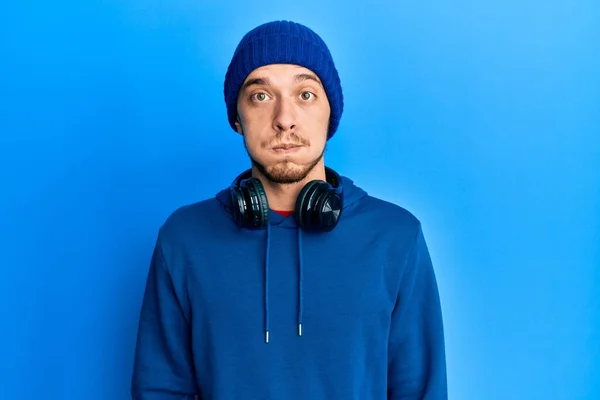 Latynoski Młodzieniec Bluzie Słuchawkach Nadęty Policzek Śmieszną Twarzą Usta Napompowane — Zdjęcie stockowe