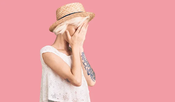 Jeune Femme Blonde Avec Tatouage Portant Chapeau Été Avec Une — Photo