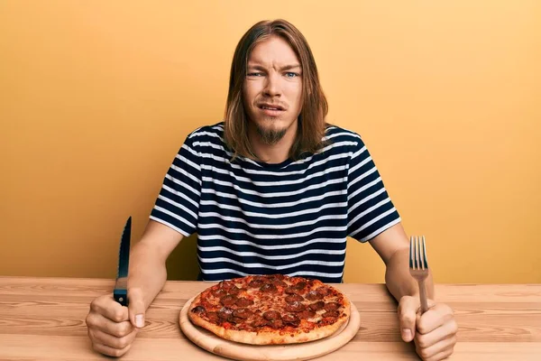 Jóképű Fehér Férfi Hosszú Hajjal Ízletes Pepperónis Pizzát Eszik Tudatlan — Stock Fotó
