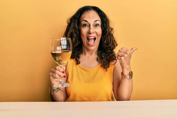 Beautiful Middle Age Woman Drinking Glass White Wine Pointing Thumb — Stock Photo, Image