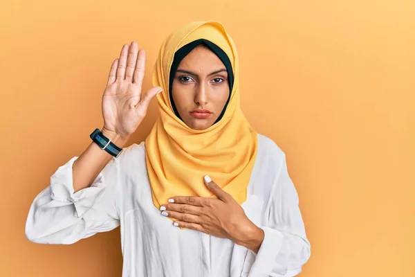 Jovem Morena Árabe Mulher Vestindo Tradicional Islâmico Hijab Cachecol Jurando — Fotografia de Stock