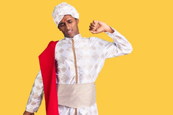 Africano Bonito Homem Vestindo Tradição Sherwani Saree Roupas Que Estendem — Fotografia de Stock