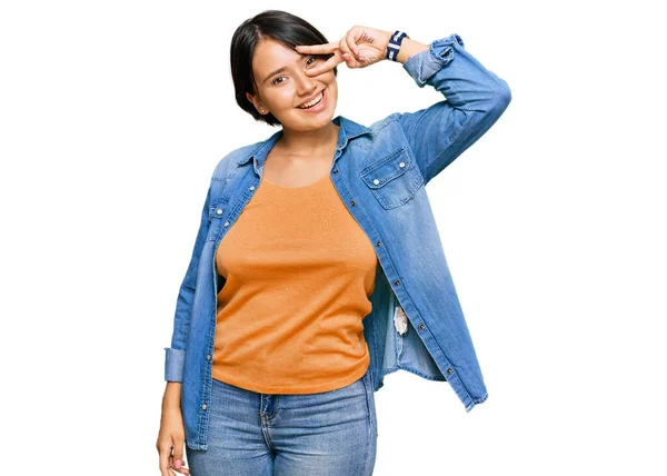 Jonge Mooie Latijns Amerikaanse Vrouw Met Kort Haar Casual Denim — Stockfoto