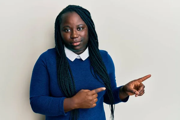 Jeune Femme Noire Avec Des Tresses Pointant Vers Haut Avec — Photo