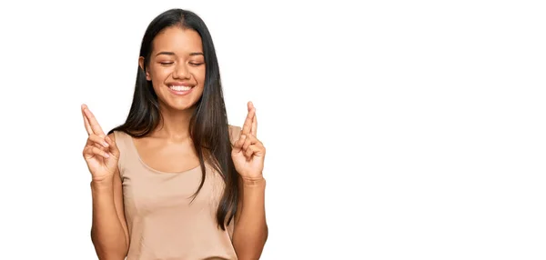 Schöne Hispanische Frau Lässiger Kleidung Gestikuliert Mit Erhobenem Zeigefinger Lächelnd — Stockfoto