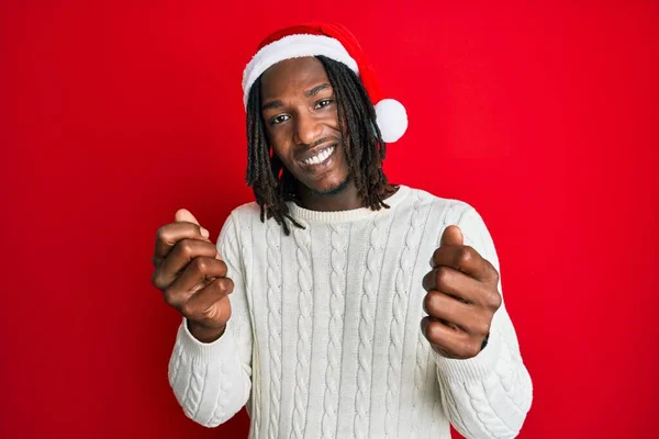 Africano Americano Com Tranças Usando Chapéu Natal Fazendo Gesto Dinheiro — Fotografia de Stock