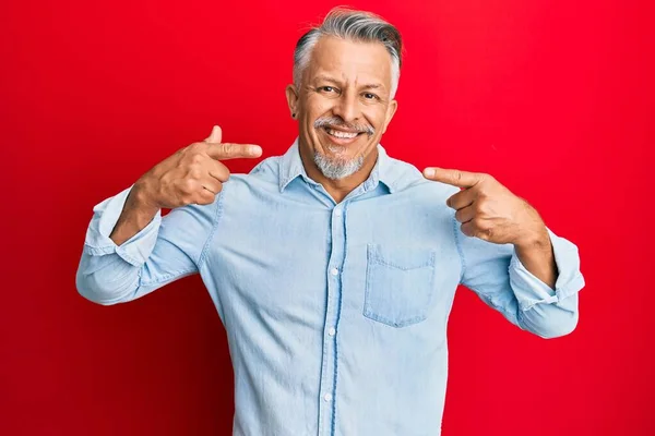 Homem Cabelos Grisalhos Meia Idade Vestindo Roupas Casuais Sorrindo Alegre — Fotografia de Stock